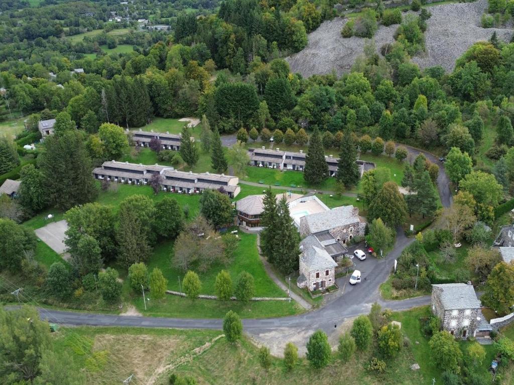 une vue aérienne sur une maison avec une route et des arbres dans l'établissement Gîte in Saint-Julien near Scenic Auvergne, à Saint-Julien-Chapteuil