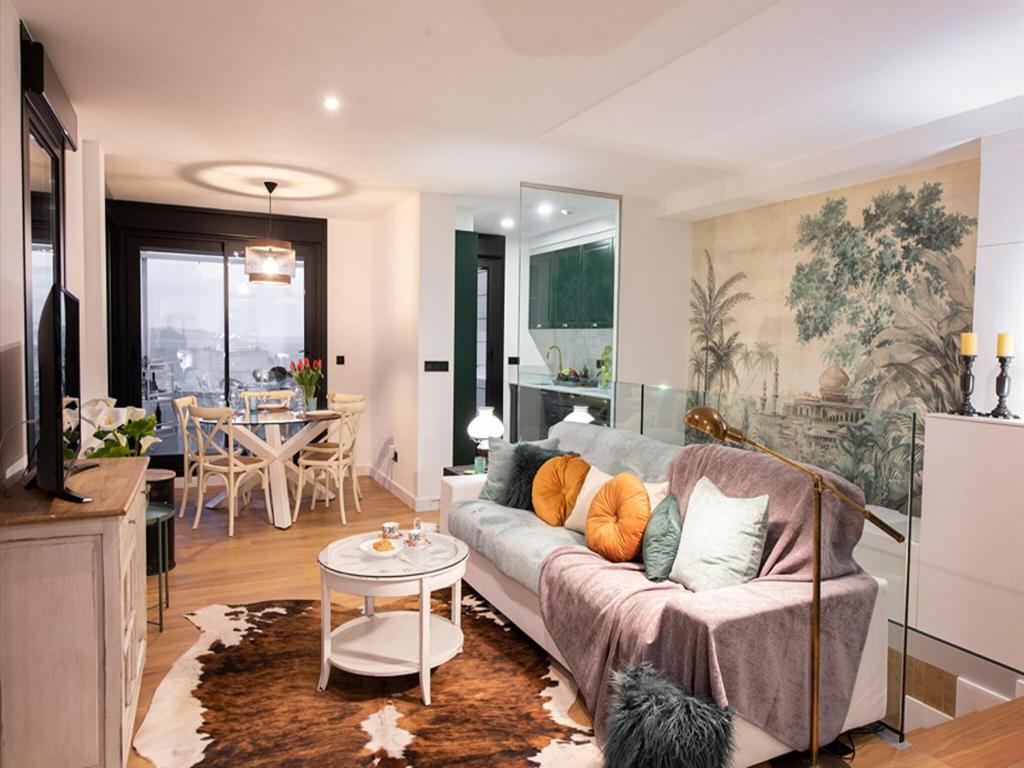 ein Wohnzimmer mit Sofa und Tisch in der Unterkunft Villa in Sanxenxo with Pool & Sea Views in Pontevedra