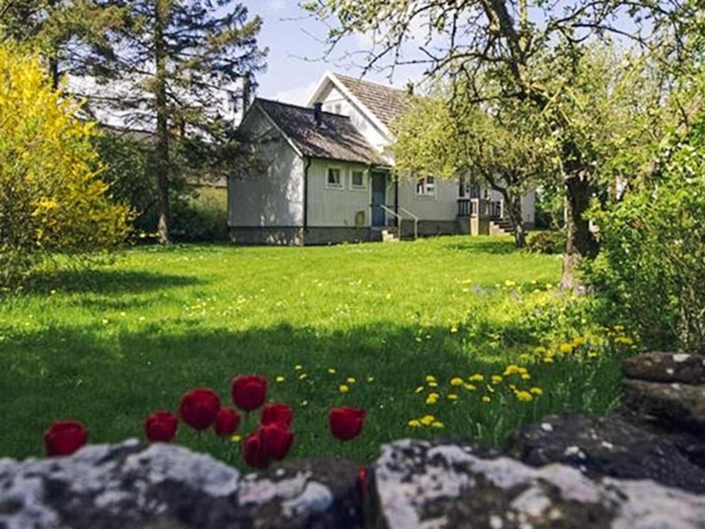 Un jardín fuera de 8 person holiday home in KÖPINGSVIK