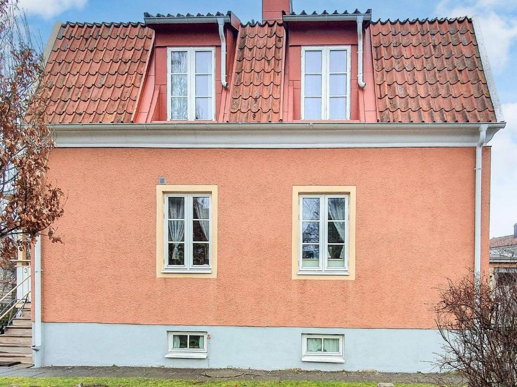 una casa de ladrillo rojo con tres ventanas. en 4 star holiday home in VISBY, en Visby