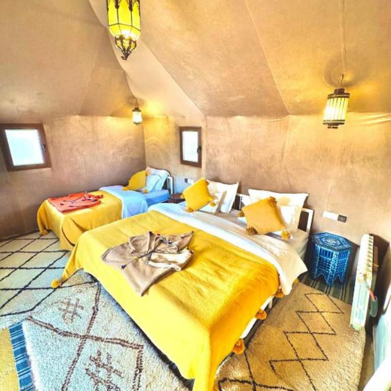 Postel nebo postele na pokoji v ubytování Sahara Eyes Luxury Camp