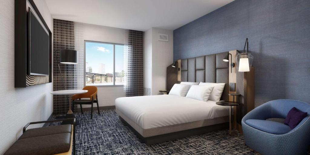 una habitación de hotel con una cama y una silla en Tempo By Hilton San Diego Del Mar, en San Diego