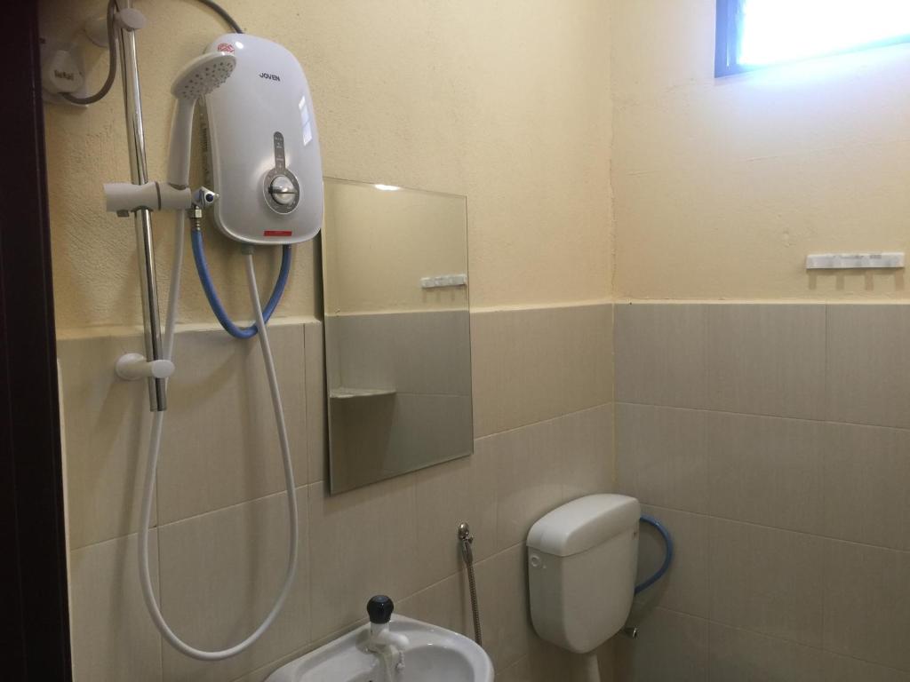 Koupelna v ubytování Dhania Cenang Beach Motel