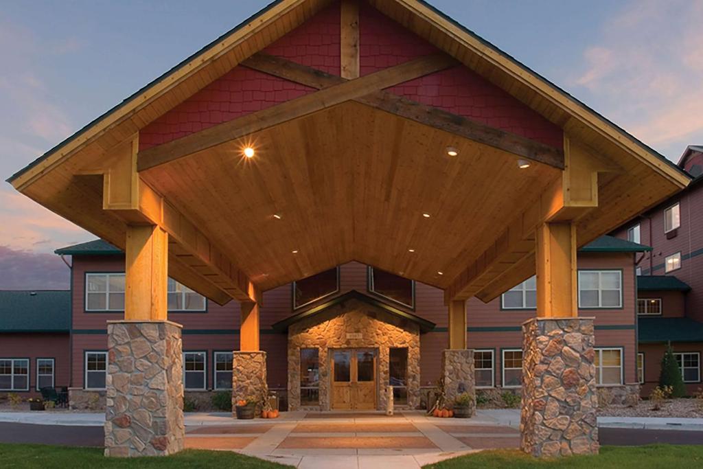 un grand bâtiment avec un grand toit en bois dans l'établissement The Lodge at Brainerd Lakes, Trademark Collection by Wyndham, à Baxter
