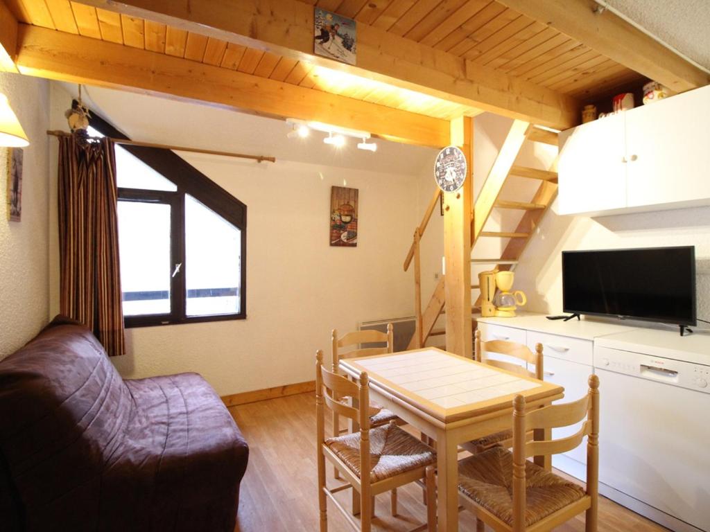 un salon avec une table et un canapé dans l'établissement Appartement au pied des pistes avec 2 chambres et local à skis - FR-1-415-113, à Le Mont-Dore