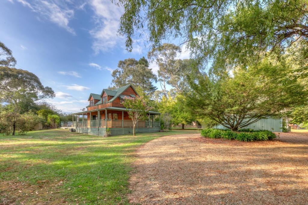ein Haus mit einem großen Garten davor in der Unterkunft The Gap in Bright