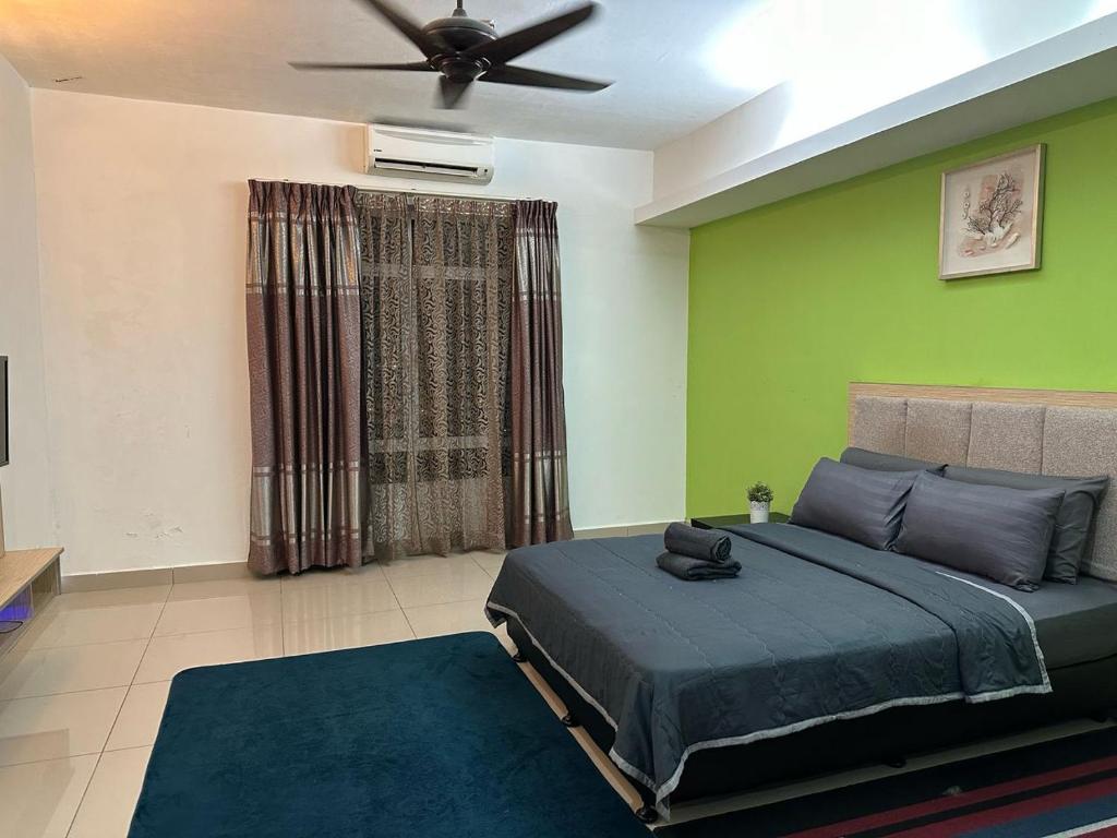 Postel nebo postele na pokoji v ubytování De Viana Apartment Homestay Wakaf Che Yeh