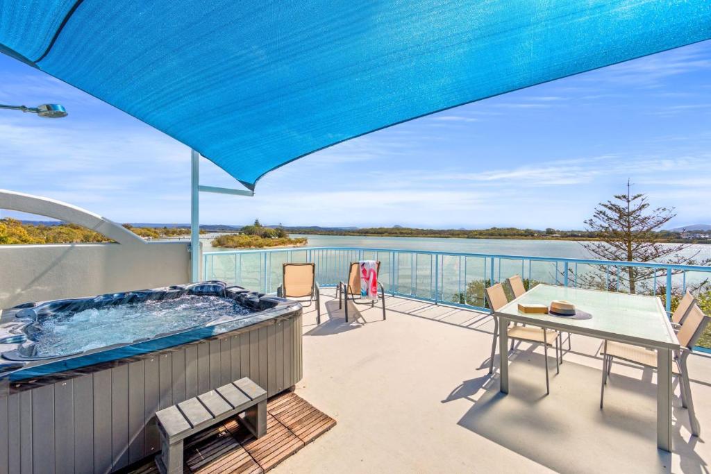 Reflections Holiday Apartments - 