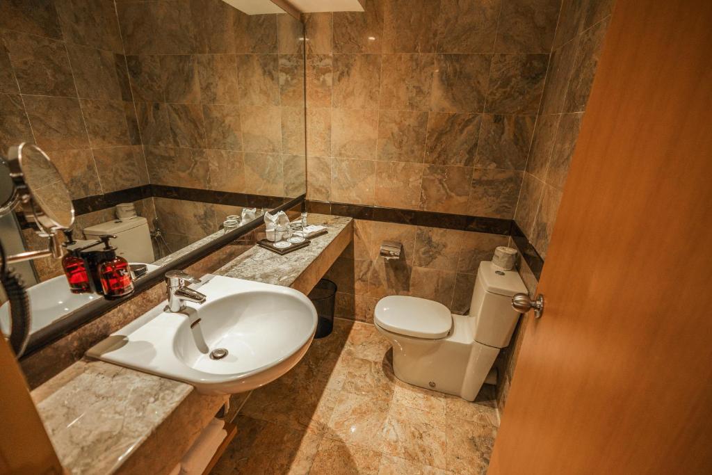Baðherbergi á Hotel KIMAYA Slipi Jakarta By HARRIS