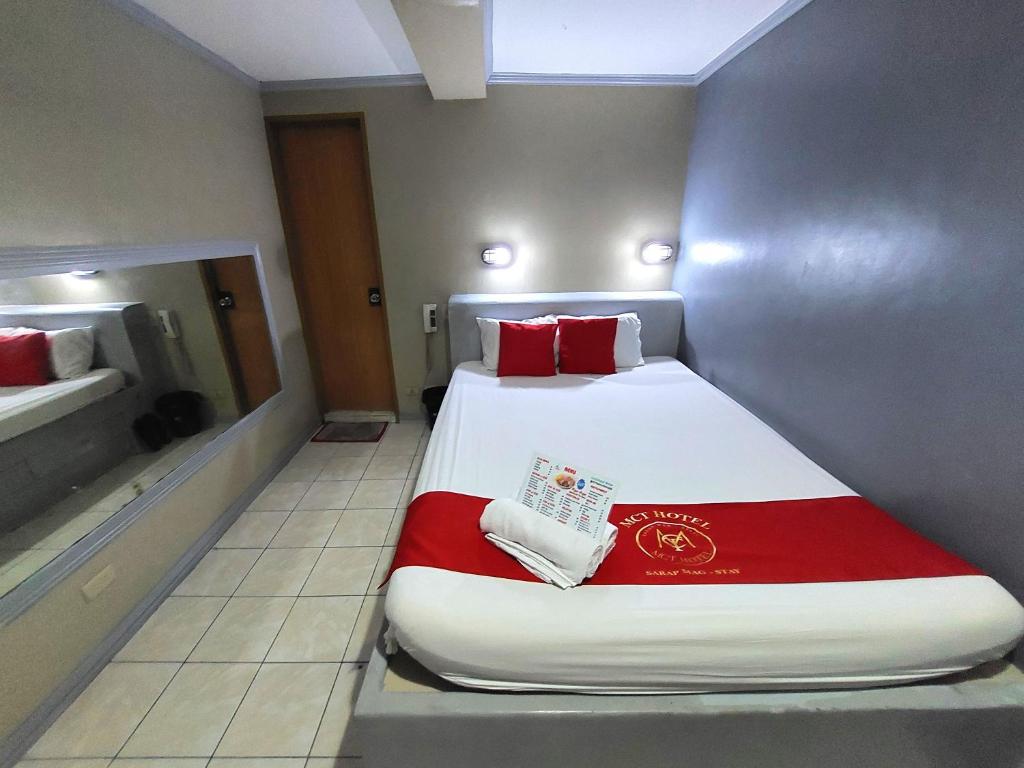Postel nebo postele na pokoji v ubytování MCT Hotel