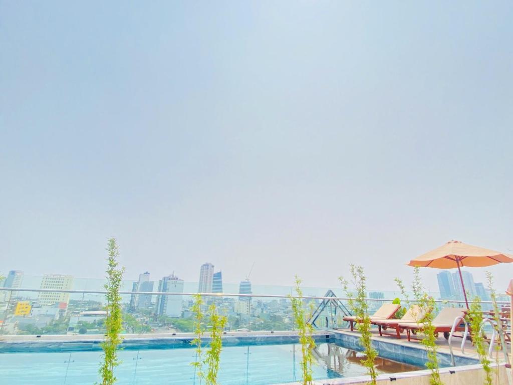 Kolam renang di atau dekat dengan MiAn Hotel Danang - Infinity Pool