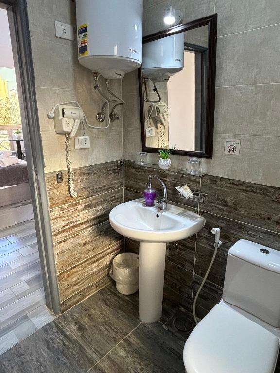 Koupelna v ubytování K Boutique Hotel MedSpa-Pyramids & Grand Egyptian Museum
