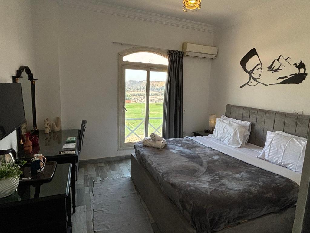 Postel nebo postele na pokoji v ubytování K Boutique Hotel MedSpa-Pyramids & Grand Egyptian Museum