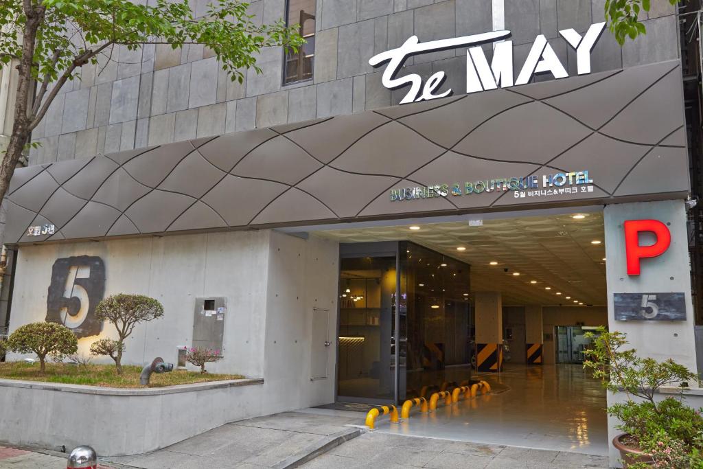 un bâtiment dont le panneau indique la direction à l'avant dans l'établissement Hotel The May, à Gwangju