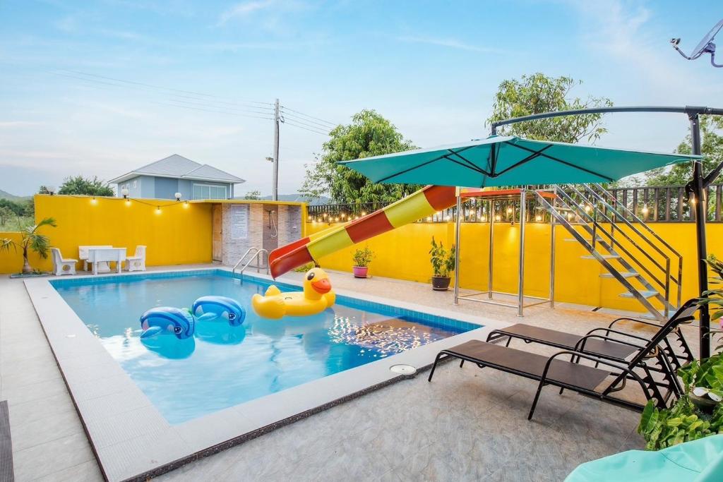 einen Pool mit Rutsche und Spielplatz in der Unterkunft Ton Hom Pool Party in Hua Hin