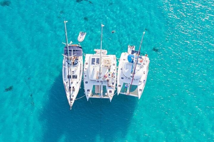 zwei Boote sind im blauen Wasser angedockt in der Unterkunft Barco para dormir sobre el Mar in Valencia