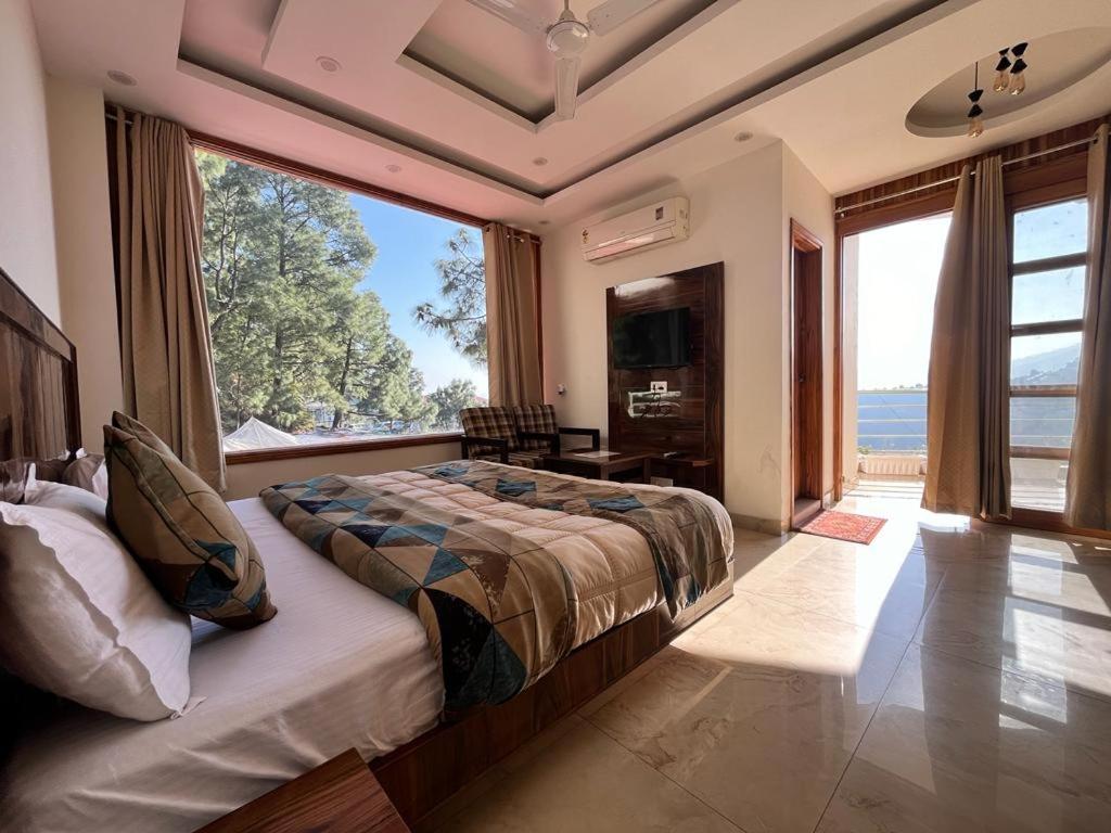 En eller flere senge i et værelse på Hadley inn Kasauli