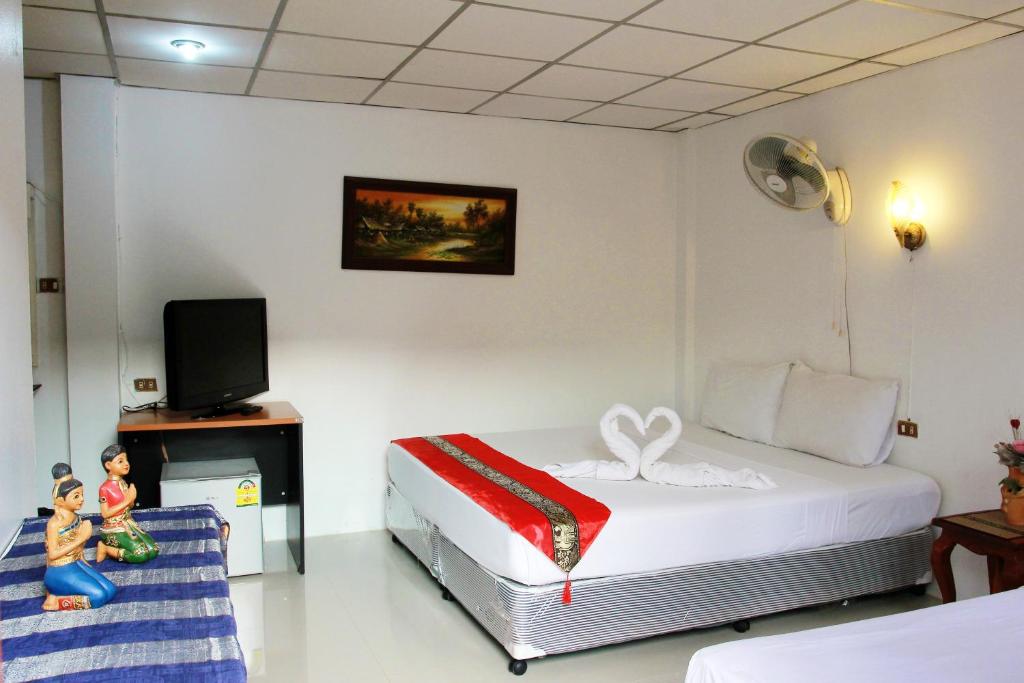 Postel nebo postele na pokoji v ubytování JJ karon beach hotel