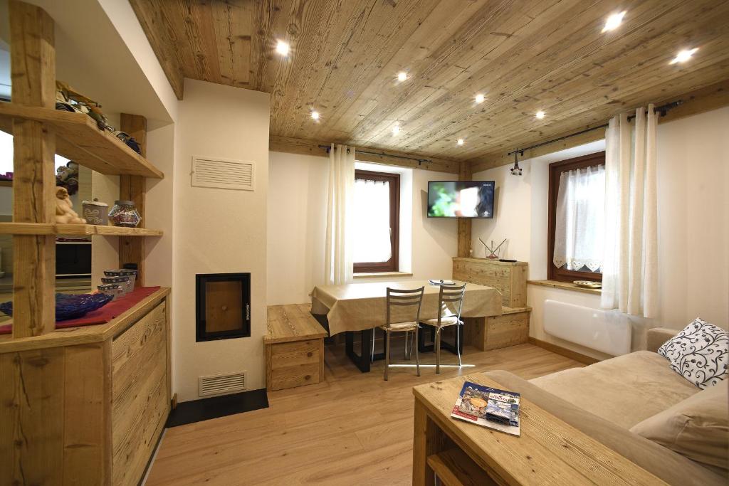 a living room with a couch and a dining room at Appartamento Fontanive in Masarè