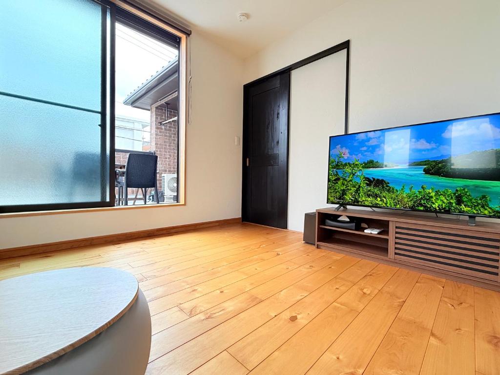 TV a/nebo společenská místnost v ubytování まちなかの家MANA