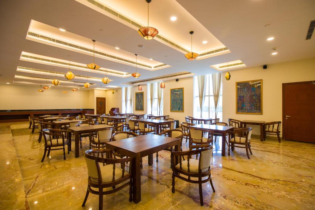 Restaurace v ubytování Eternal Oasis by Alaya Stays, Golf Course Road