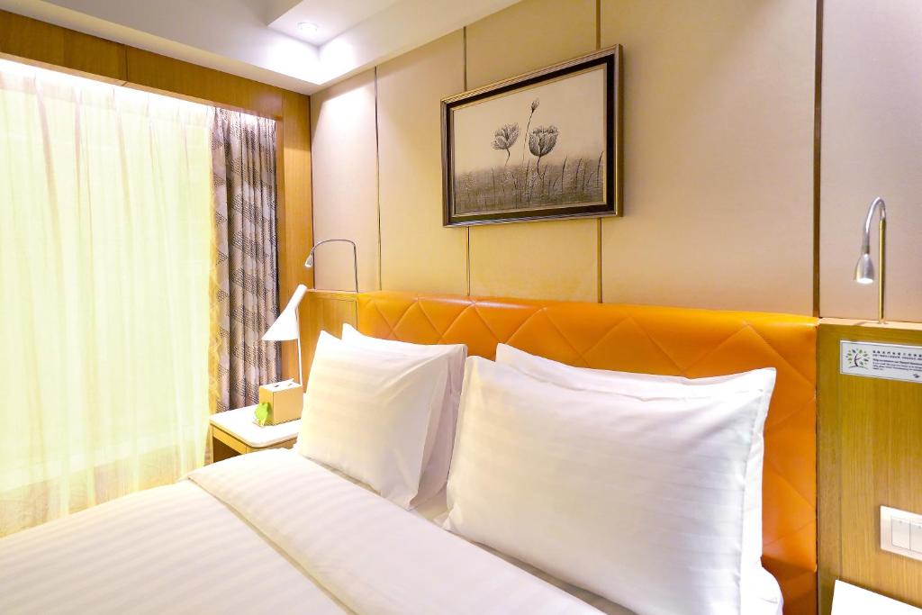 Postel nebo postele na pokoji v ubytování Royal Dragon Hotel