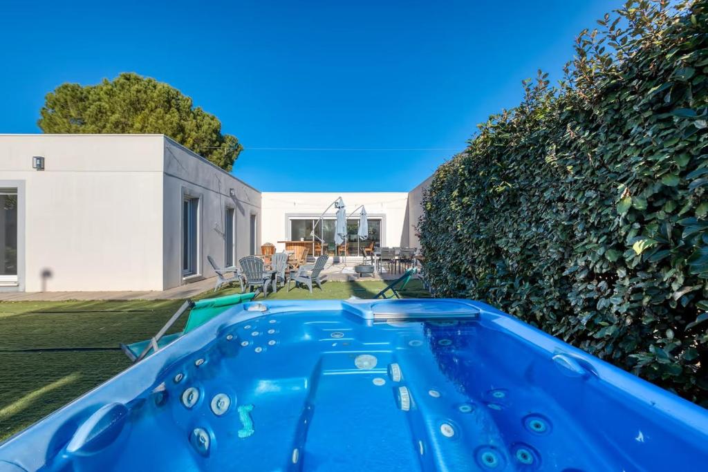 una piscina nel cortile di una casa di "L'Atrium"-Villa de standing -Piscine-Spa-Salle de jeux a Alignan-du-Vent