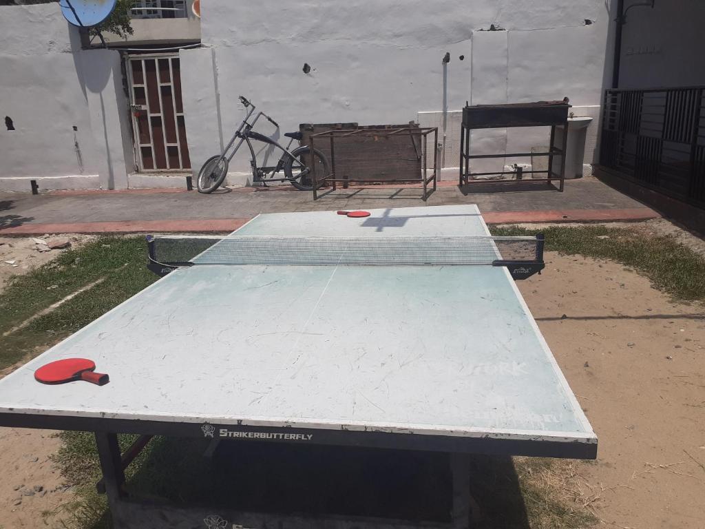 Stolní tenis v ubytování Whitestown apartments nebo okolí