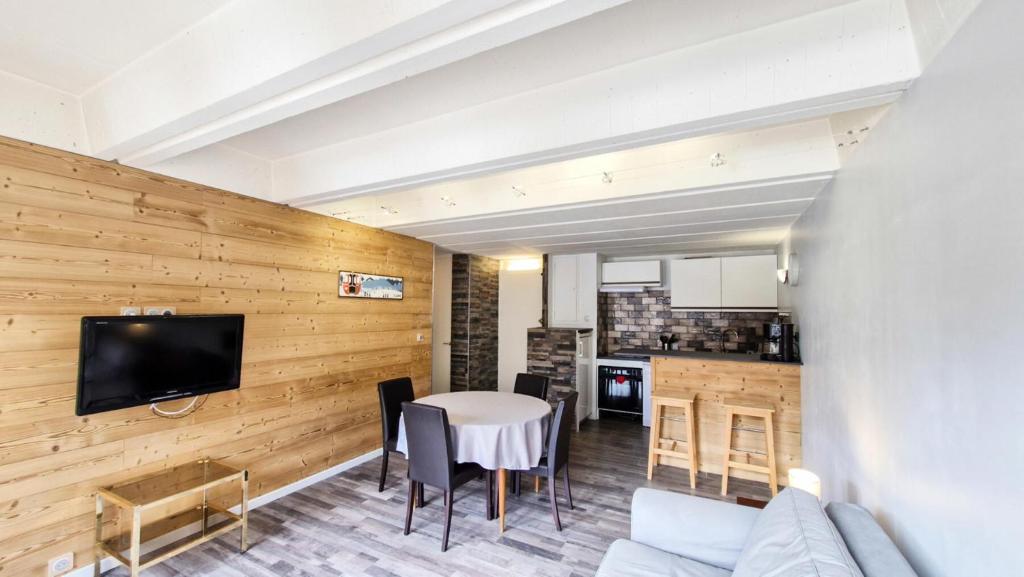 un salon avec une table et une télévision dans l'établissement Résidence Betelgeuse - Appartement confortable · Proche des pistes et des commerces · Balcon MAE-7376, à Flaine