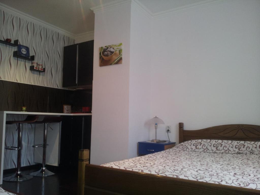 1 dormitorio con 1 cama en una habitación en Apartment Kula, en Arandjelovac