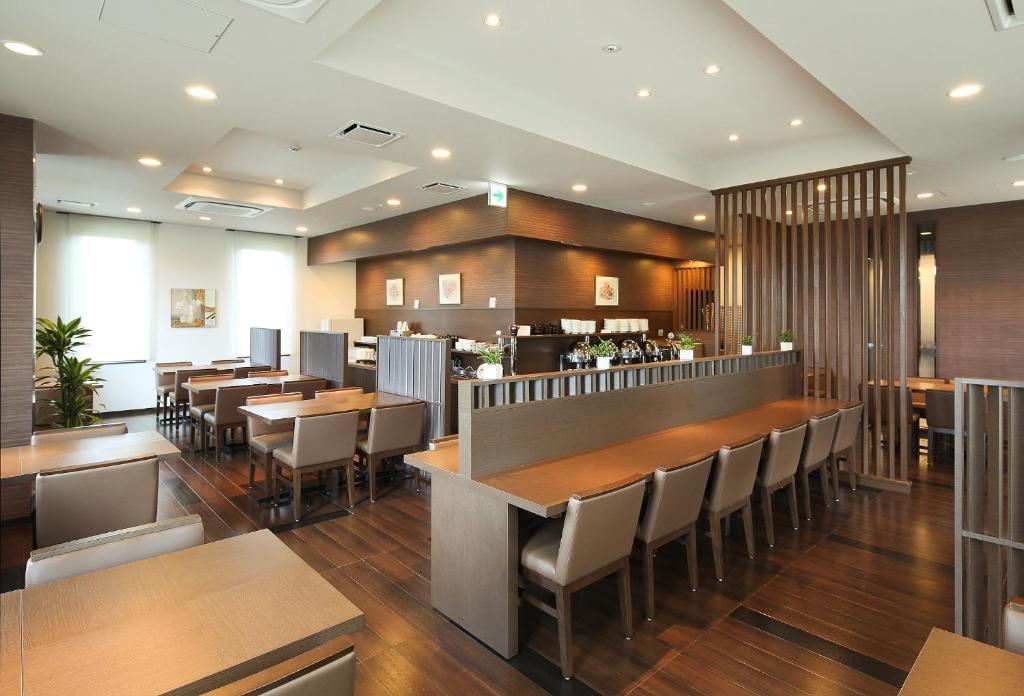 Restaurace v ubytování Hotel Route-Inn Komagane Inter