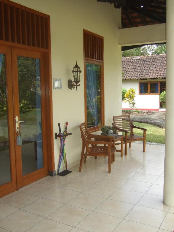 Guesthouse Rumah Senang - 标准的双室带花园的视图