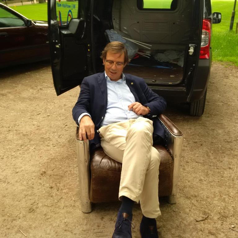 un homme assis dans une chaise dans une camionnette dans l'établissement Domaine Pansu, à La Celle-sous-Gouzon