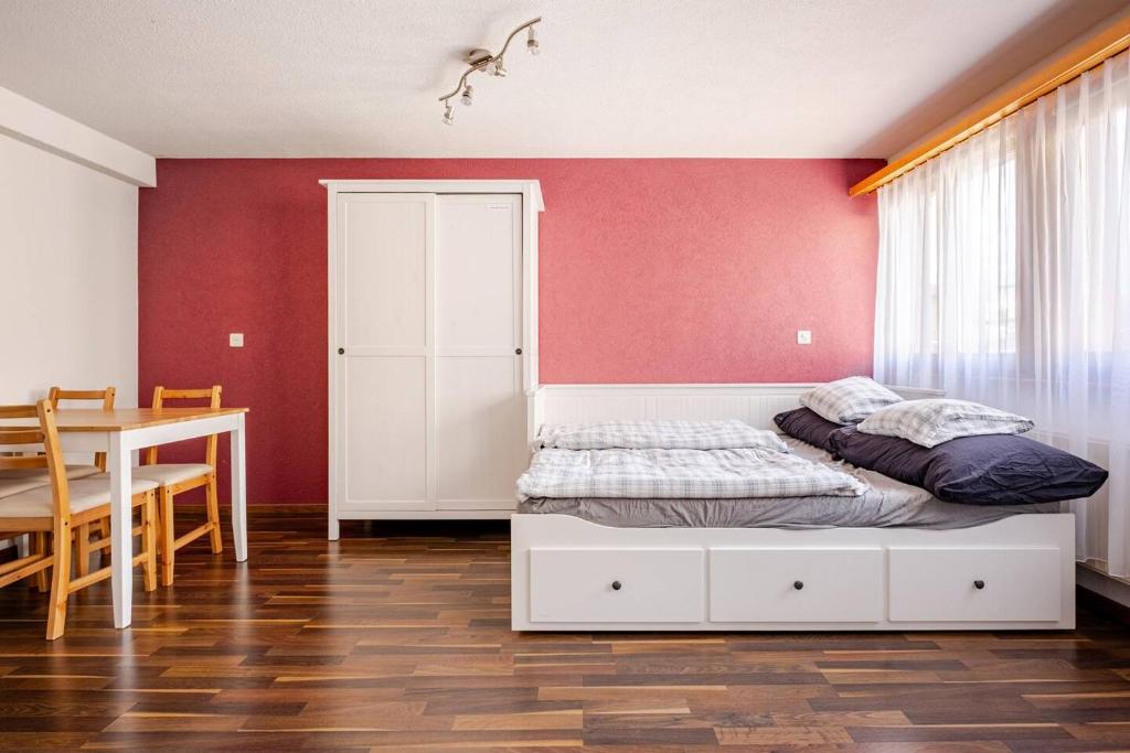Postel nebo postele na pokoji v ubytování Schönes Studio in Guttet