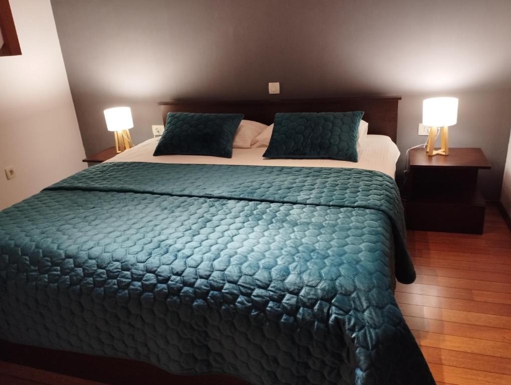 sypialnia z dużym łóżkiem i zielonym kocem w obiekcie Apartment Atlantis w Puli