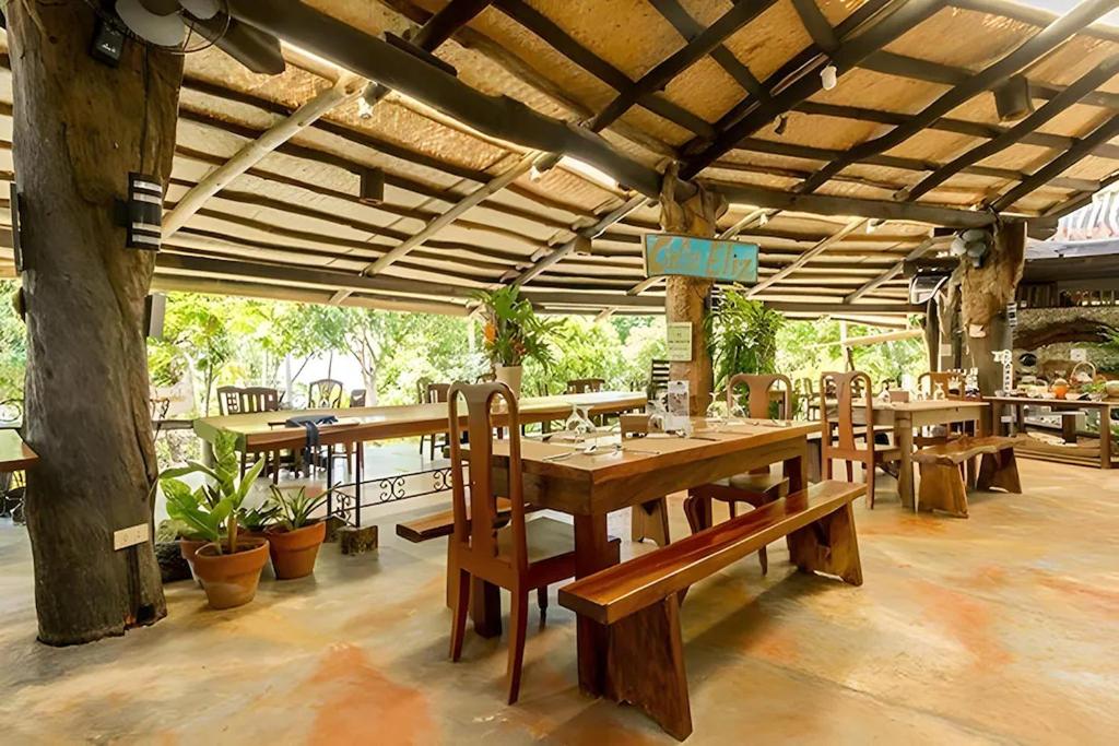 Restaurace v ubytování Oldwoods by the Sea Nature Resort Bani Pangasinan
