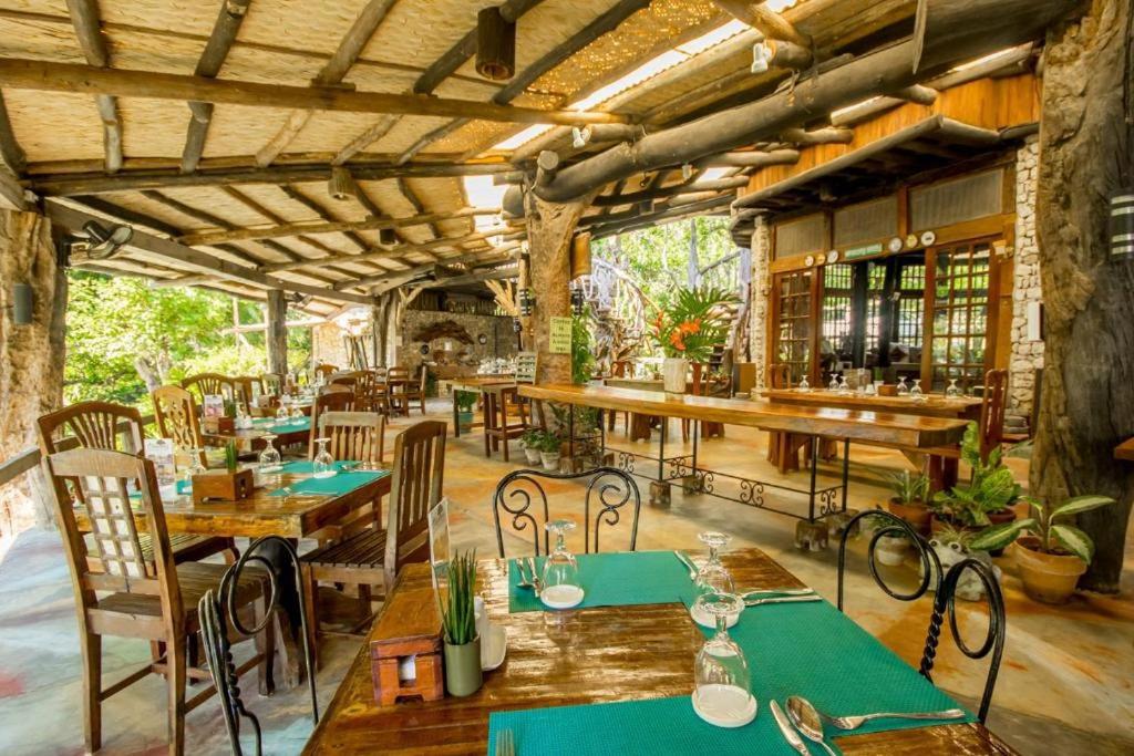 Restaurace v ubytování Oldwoods by the Sea Nature Resort Bani Pangasinan
