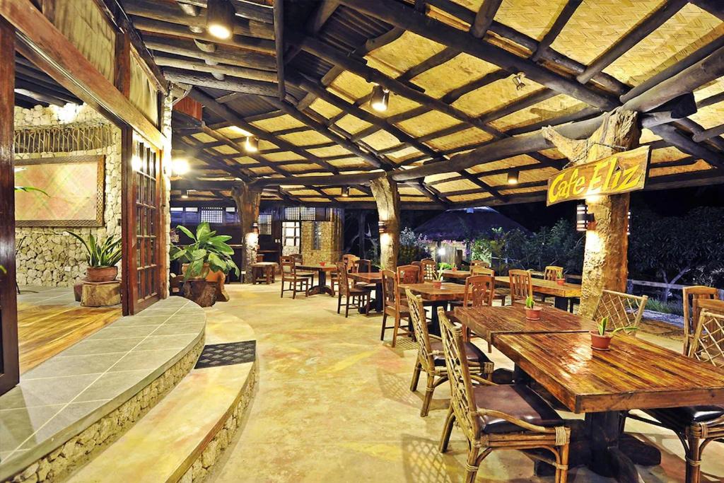 Restaurace v ubytování Oldwoods by the Sea Nature Resort Bani Pangasinan