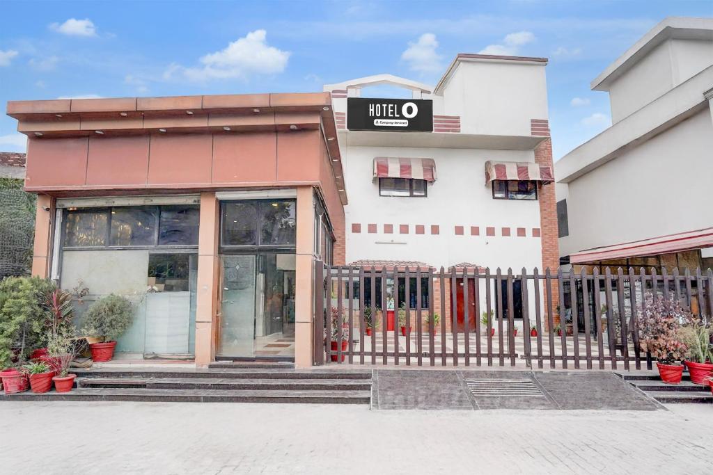 un edificio con una puerta delante en Super Hotel O Tyagi Road near Railway Station, en Dehradun