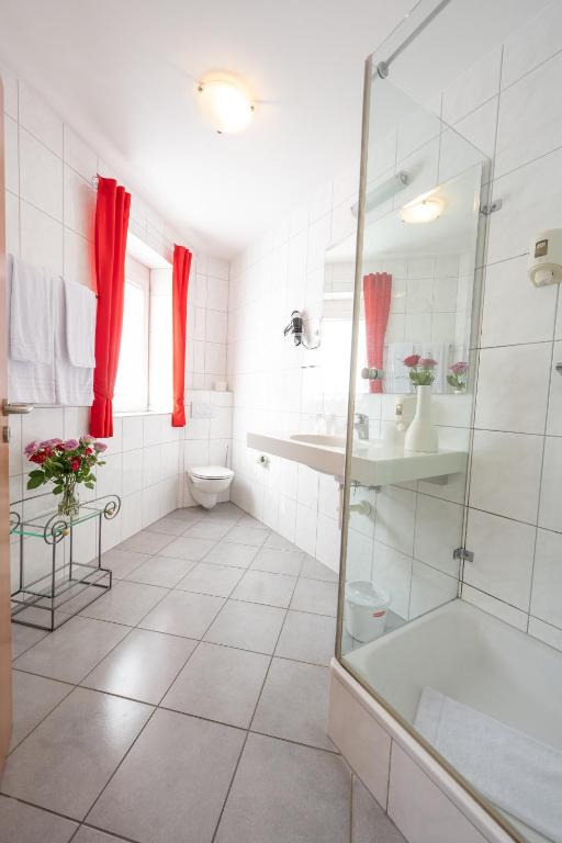 Koupelna v ubytování Hotel Haslbach FGZ