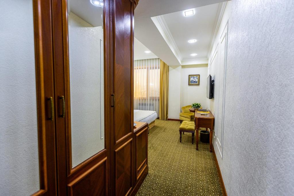 Plaza Hotel Almaty - 
