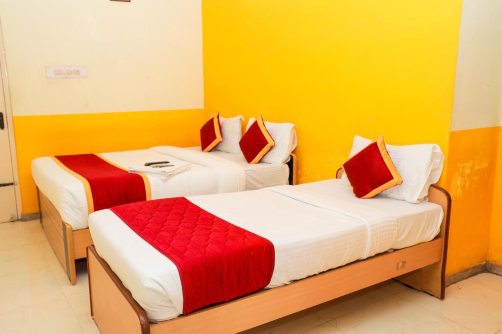 Postel nebo postele na pokoji v ubytování Shree Rajkamal Residency