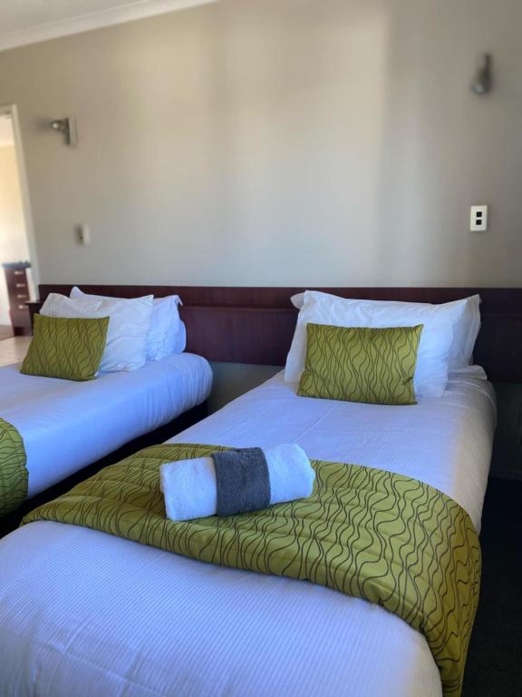 Postel nebo postele na pokoji v ubytování ASURE Avenue Motor Lodge