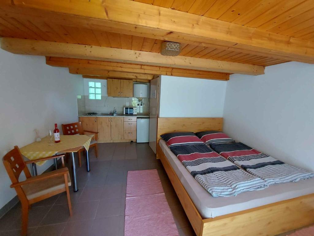 Ένα ή περισσότερα κρεβάτια σε δωμάτιο στο Holiday home in Balatonföldvar 18533