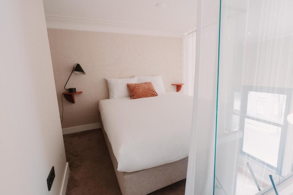 The Anthony - Resim 14