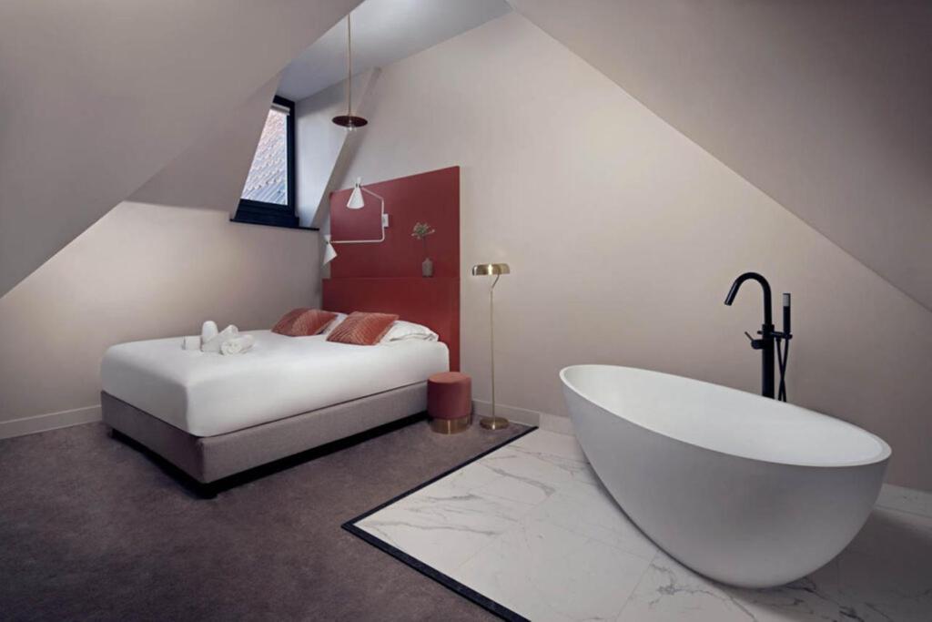 The Anthony - Resim 16