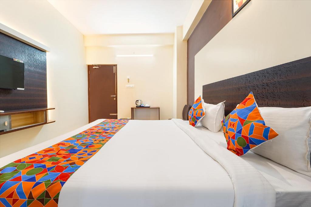 Postel nebo postele na pokoji v ubytování FabHotel Mani's Residency - Nr Coimbatore International Airport