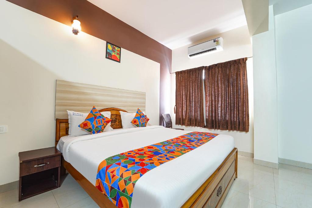 Postel nebo postele na pokoji v ubytování FabHotel Mani's Residency - Nr Coimbatore International Airport