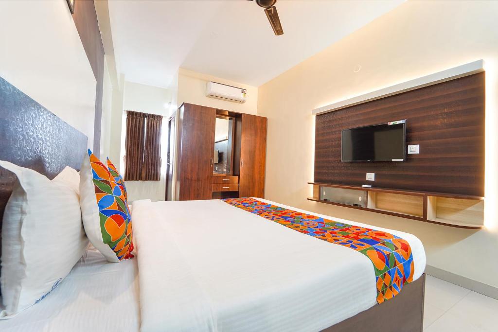 Postel nebo postele na pokoji v ubytování FabHotel Mani's Residency - Nr Coimbatore International Airport