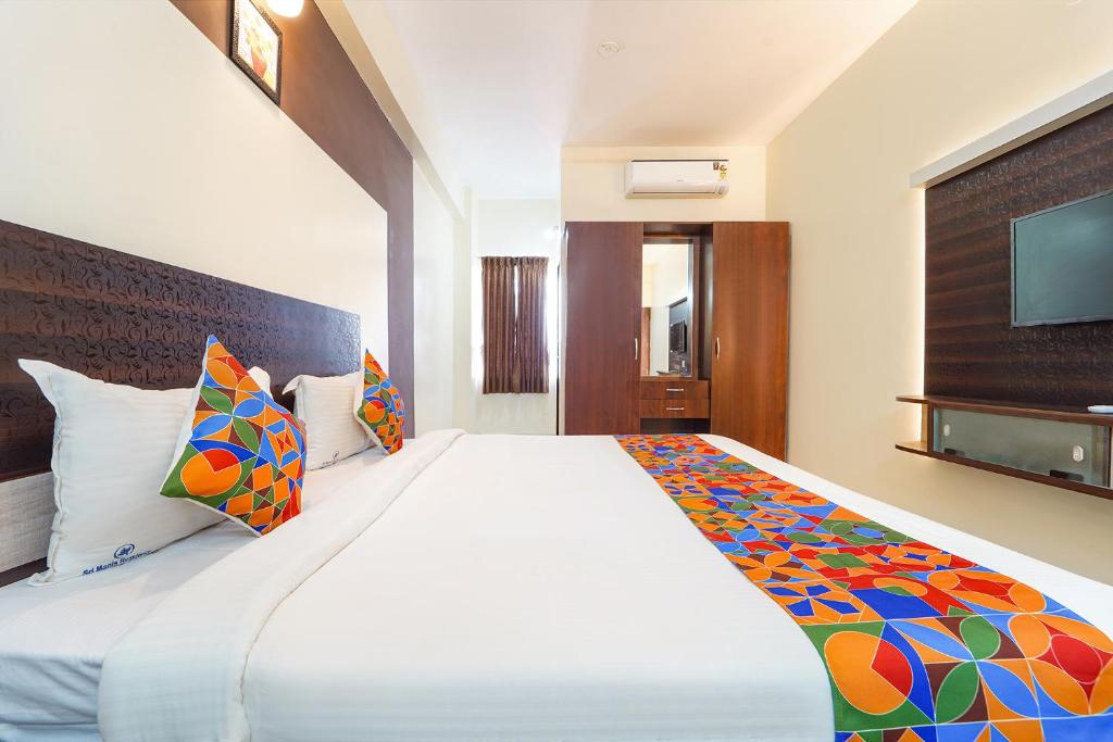Postel nebo postele na pokoji v ubytování FabHotel Mani's Residency - Nr Coimbatore International Airport